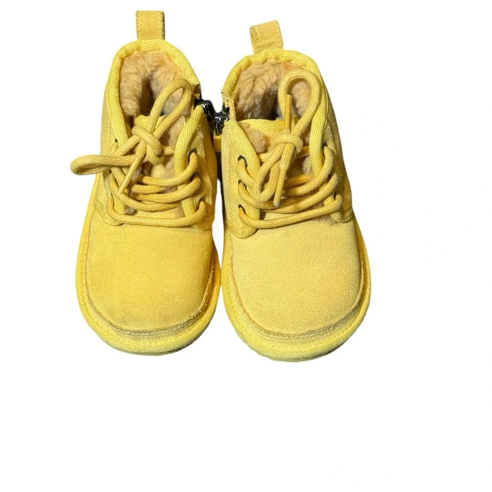 UGG Neumel Boots Unisex Size 6 Faux Fur Chucka Booties Yellow Toddler